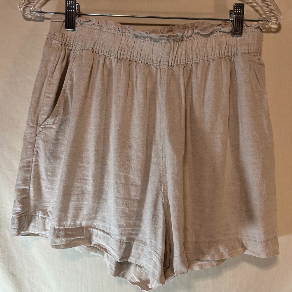 H.M. Woman’s cream shorts with pockets S